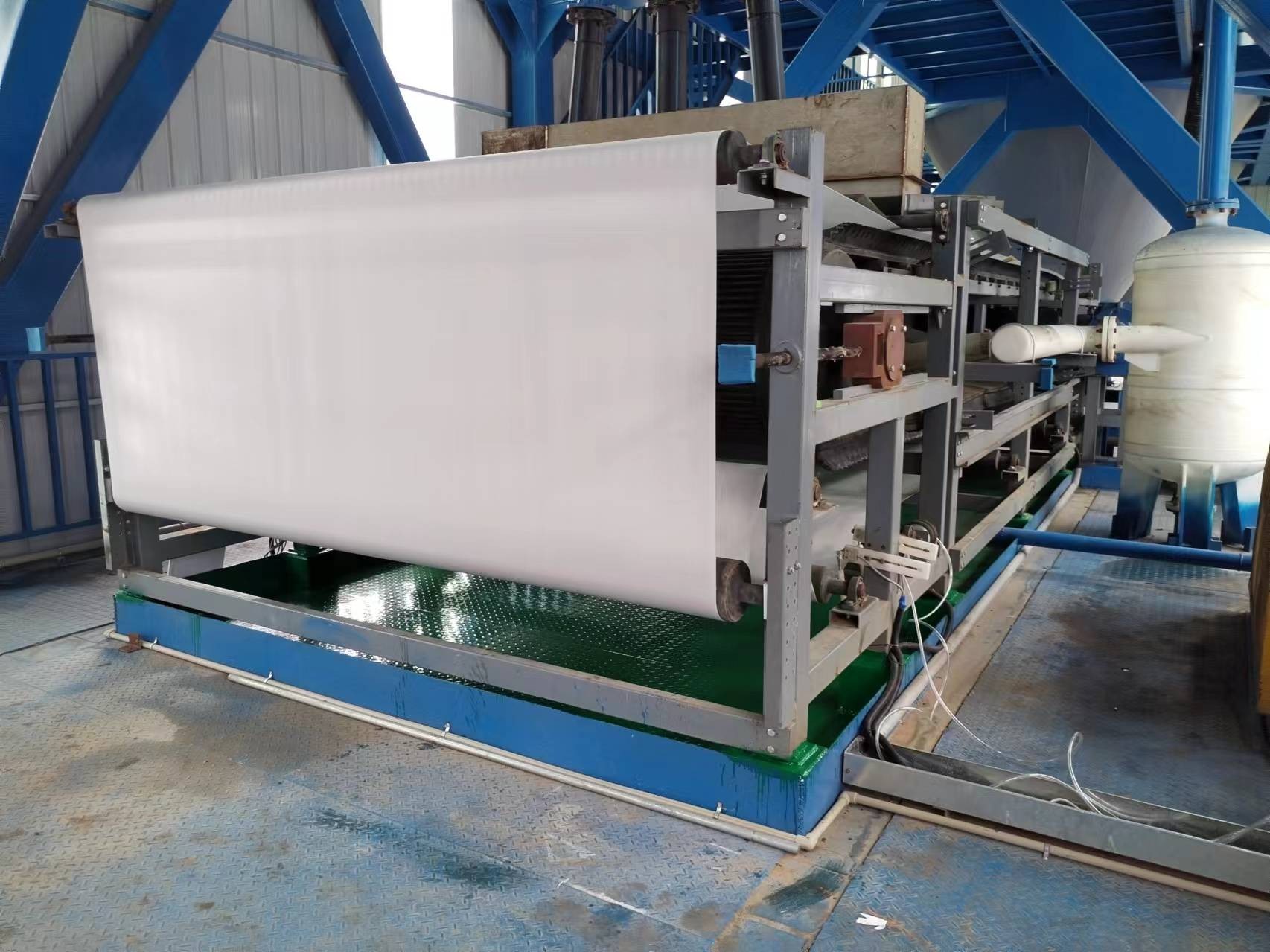 相較于其他類型的過(guò)濾設(shè)備，真空帶式過(guò)濾機(jī)的優(yōu)勢(shì)和劣勢(shì)是什么？