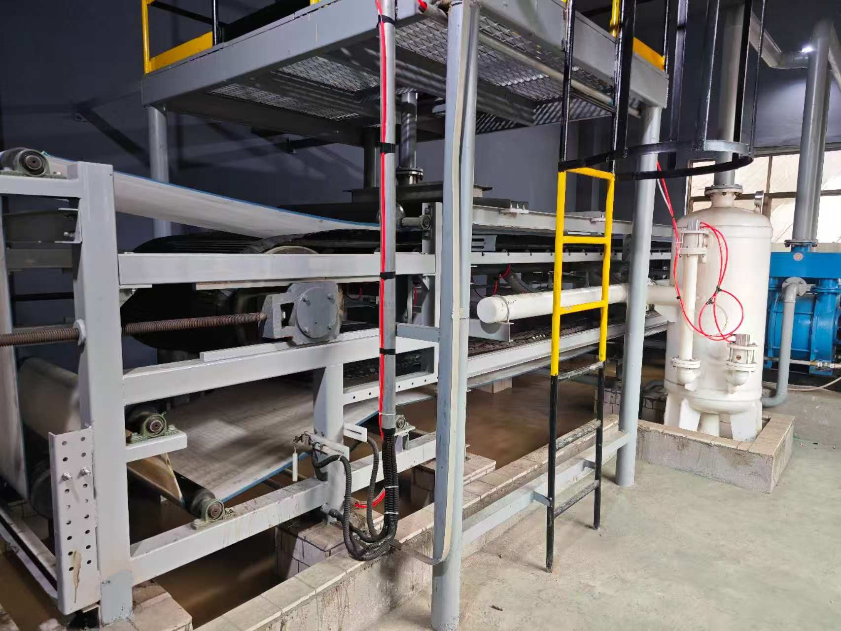 如何確定所需真空帶式過(guò)濾機(jī)的過(guò)濾面積等關(guān)鍵參數(shù)？