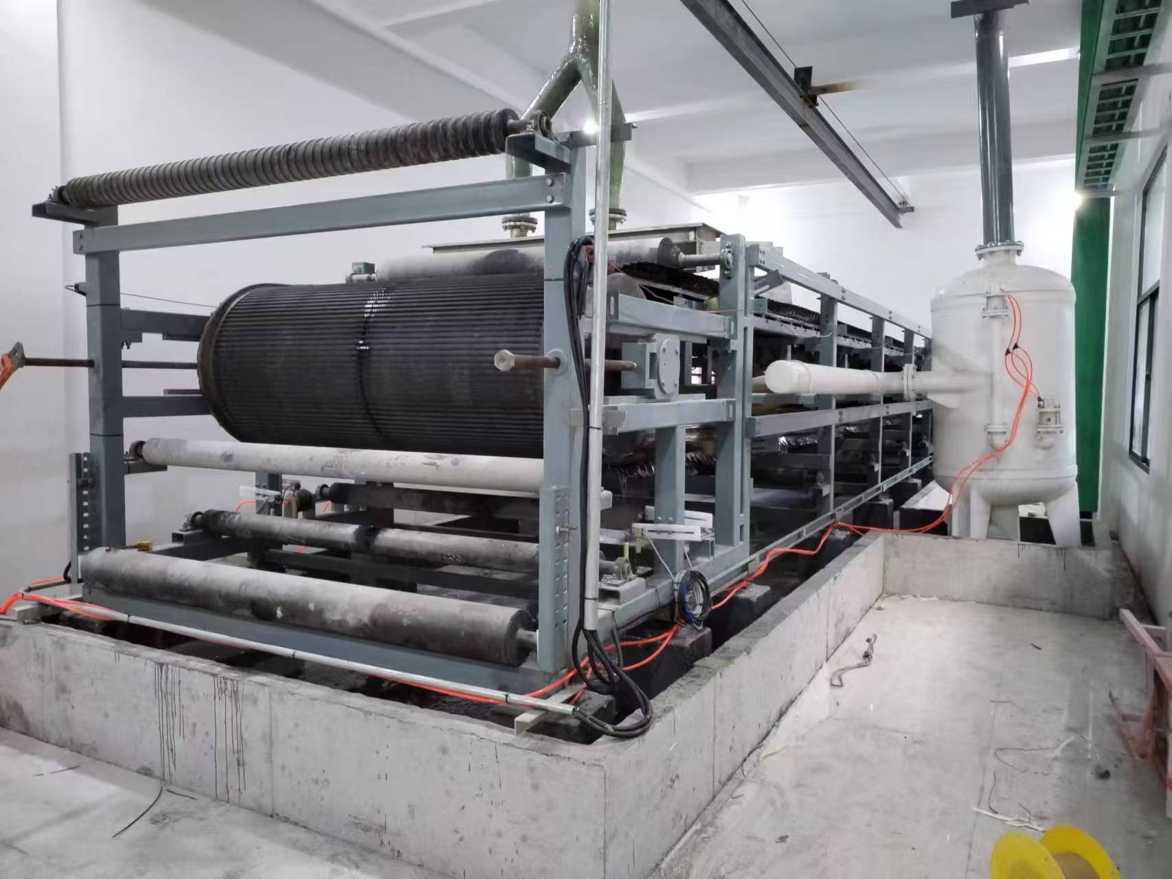 帶式真空過濾機(jī)膠帶跑偏的原因及解決方法是什么？